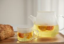 바쁜 일상 속에서 실천하는 건강 대체요법, 나만의 루틴 만들기 clear glass pitcher with yellow liquid