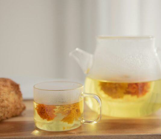 바쁜 일상 속에서 실천하는 건강 대체요법, 나만의 루틴 만들기 clear glass pitcher with yellow liquid