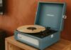 일상 속 스트레스, 이렇게 관리하세요…새로운 트렌드와 실천 팁 A blue record player with a record on it.