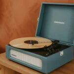 일상 속 스트레스, 이렇게 관리하세요…새로운 트렌드와 실천 팁 A blue record player with a record on it.