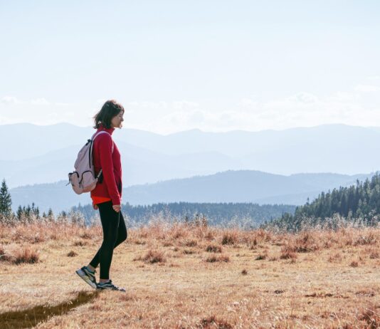 걷기 운동, 일상 속에서 자연스럽게 실천하는 건강 습관 a man with a backpack walking across a dry grass covered field