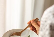 바쁜 일상 속 ‘마음 챙김 식사’가 뜬다… 건강 지키는 식생활 습관 비법 person holding white ceramic bowl with food