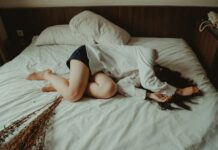 만성피로, 작은 변화가 만든다…지속가능한 ‘마이크로 루틴’ 실천법 주목 woman lying on bed