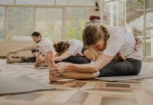 집에서도 즐기는 필라테스, 건강한 몸과 마음 만드는 생활 습관으로 주목 a group of people doing yoga in a room