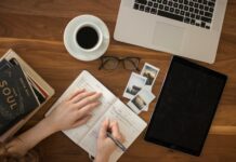 디지털 디톡스, 지친 마음을 쉬게 하는 첫걸음 person holding ballpoint pen writing on notebook