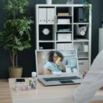 디지털 헬스케어, 미래 건강 관리의 열쇠가 되다 Doctor consulting patient via video call on laptop.