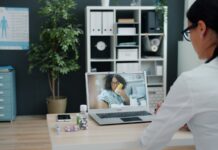 디지털 헬스케어, 미래 건강 관리의 열쇠가 되다 Doctor consulting patient via video call on laptop.