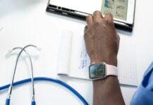 일상에 스며든 AI 건강관리, 우리 집 건강 지킴이로 자리잡다 a hand holding a smart watch