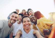 소셜 크루 액티비티로 건강과 재미 동시에 잡기! A diverse group of friends taking a selfie outdoors