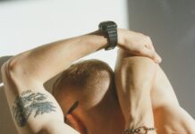 장시간 컴퓨터·스마트폰 사용, 거북목·일자목 예방 위한 스트레칭과 생활 습관 가이드 topless man with black tattoo on his back