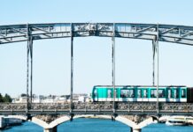 뇌 건강, 일상 속 작은 변화로 지키는 실천 팁 a train crossing a bridge over a body of water