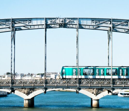뇌 건강, 일상 속 작은 변화로 지키는 실천 팁 a train crossing a bridge over a body of water